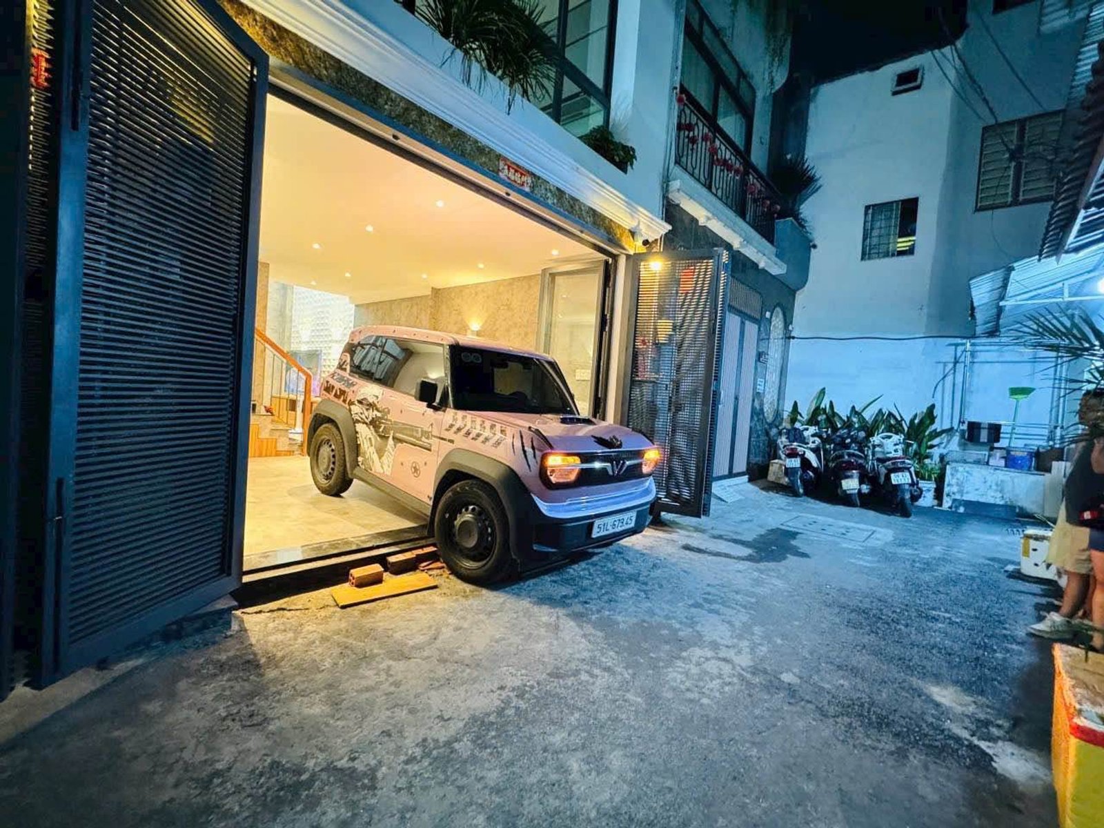Bán nhà Đường số 51, Gò Vấp, 5 tầng BTCT, ô tô vào nhà và gần Emart 2