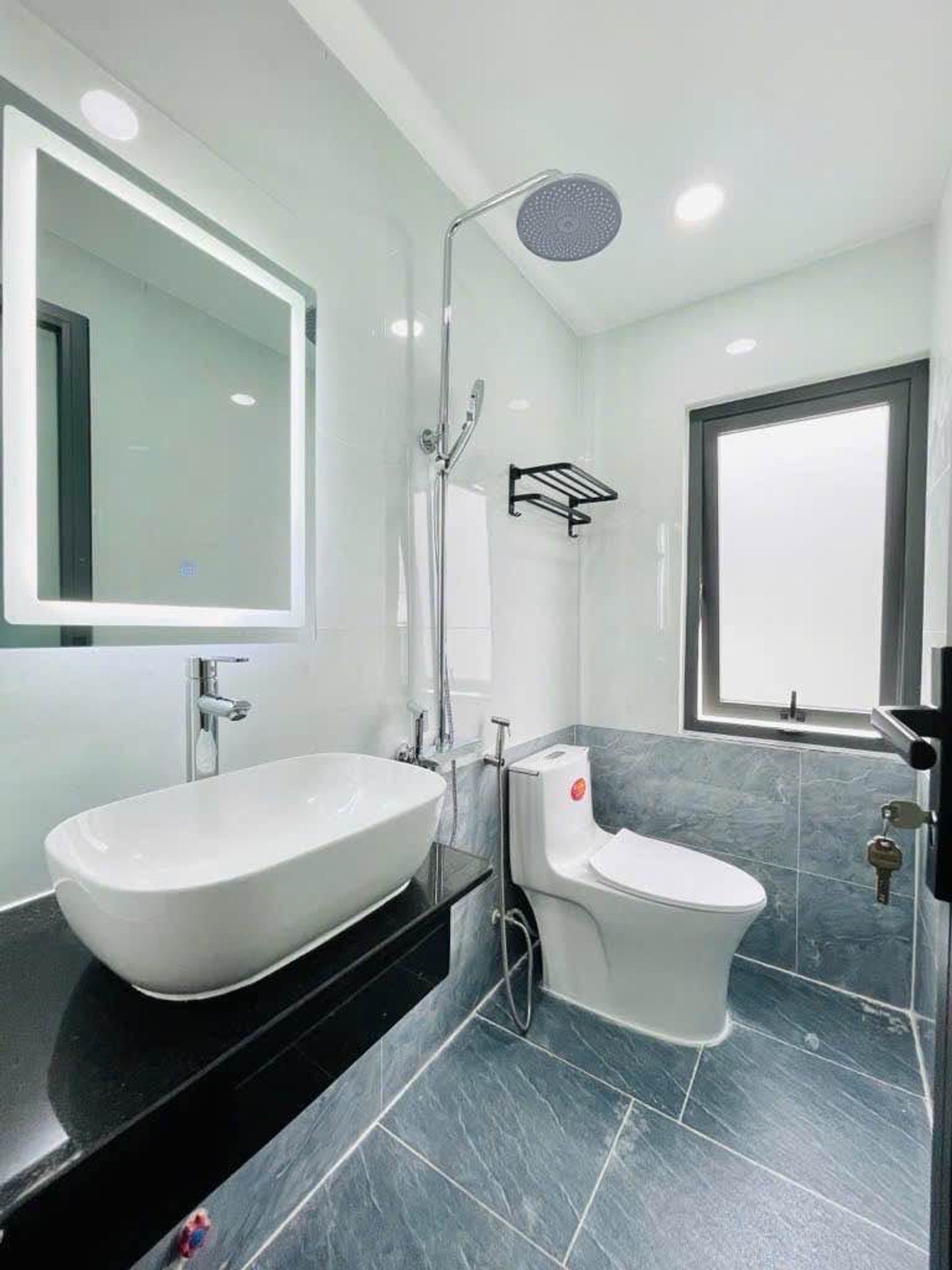 Bán nhà Đường số 51, Gò Vấp, 5 tầng BTCT, ô tô vào nhà và gần Emart 2